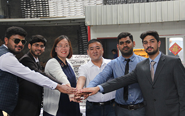 热烈欢迎巴基斯坦的著名的螺栓进口公司来我工厂参观
